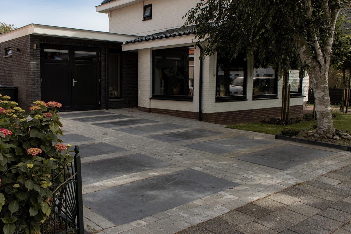 Moderne oprit – Gebakken klinkers + esthetische betonplaten