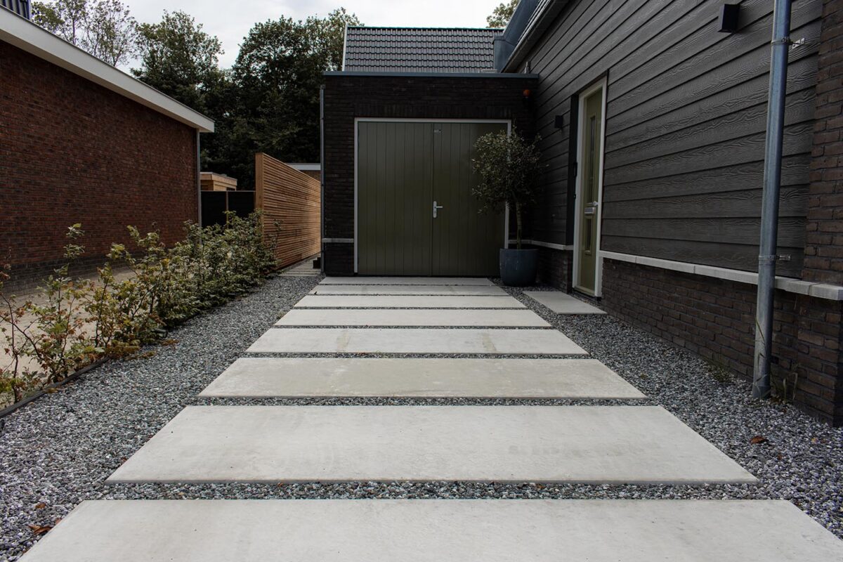 Moderne oprit – Keramische tegels + klinkerrand