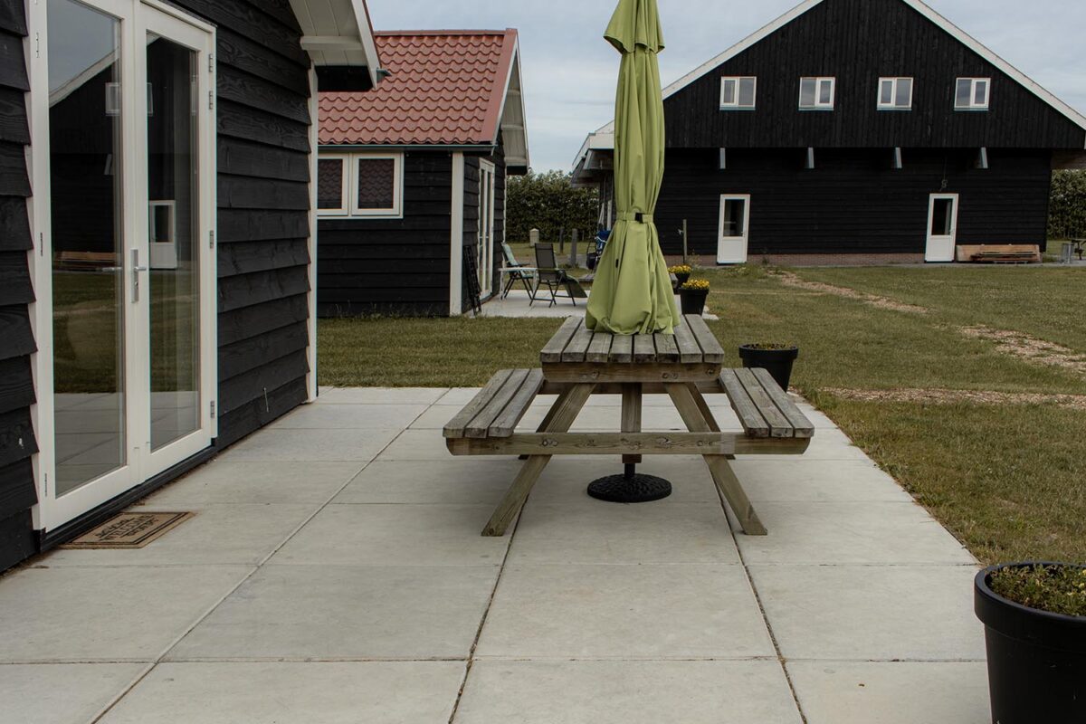 Moderne oprit – Gemengde betonplaten met klinkerstroken